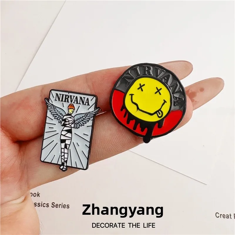 نيرفانا باند شعار موسيقى الروك شارة بدبوس كورت كوبين حقيبة الظهر التذكارية ملحق مادة سبيكة عملية مطرزة جديدة...