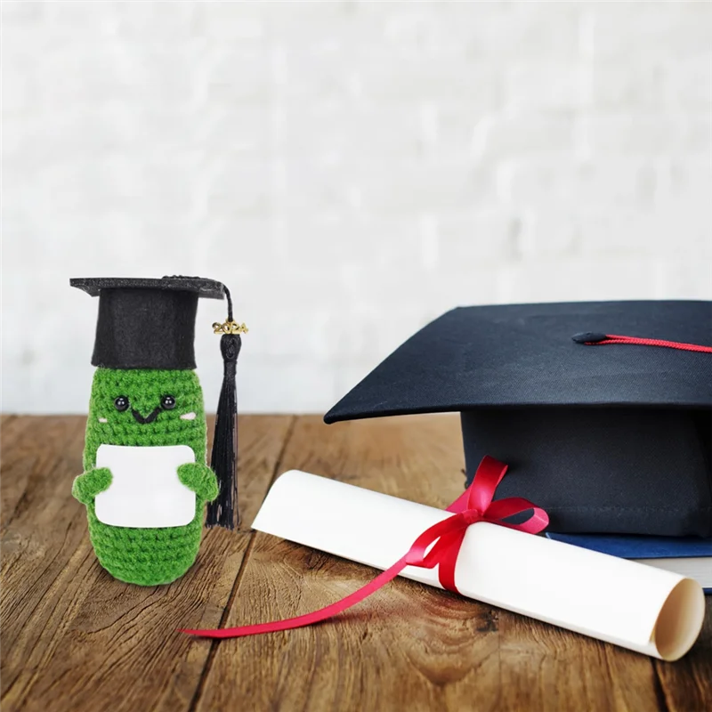 

AT14 милые плюшевые куклы с ручным крючком, милые вязаные плюшевые куклы, кулон «Докторская шляпа-огурец» 2024