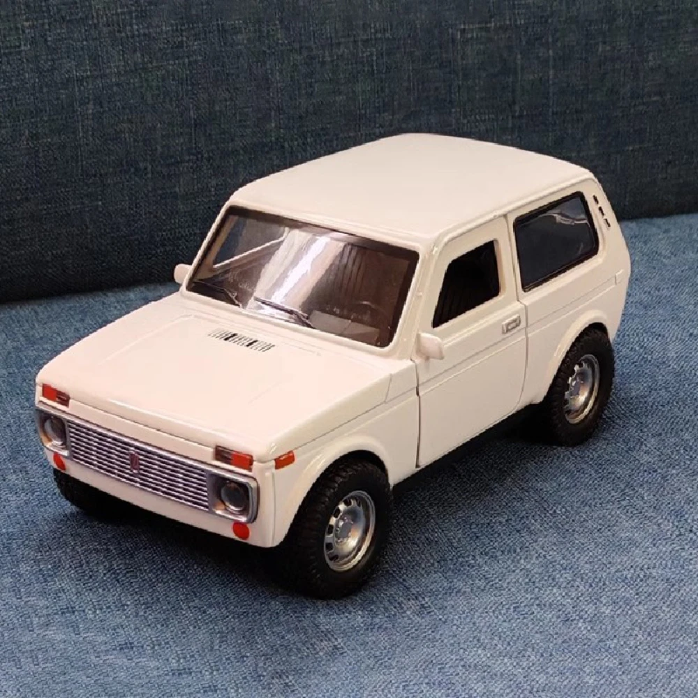 

1/18 Scale LADA NIVA Classic Alloy Car Model Toy Metal Diecasting Off-road Vehicle Models with Sound Light Collection Kids Gift