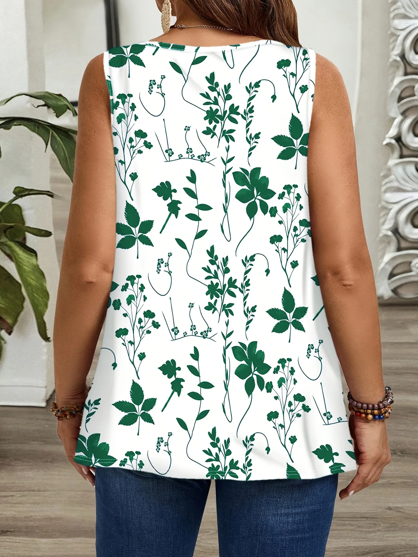 Elegantes ärmelloses Oberteil mit Blumenmuster für Damen in großen Größen für einen bequemen Sommerstil. – Detail 13