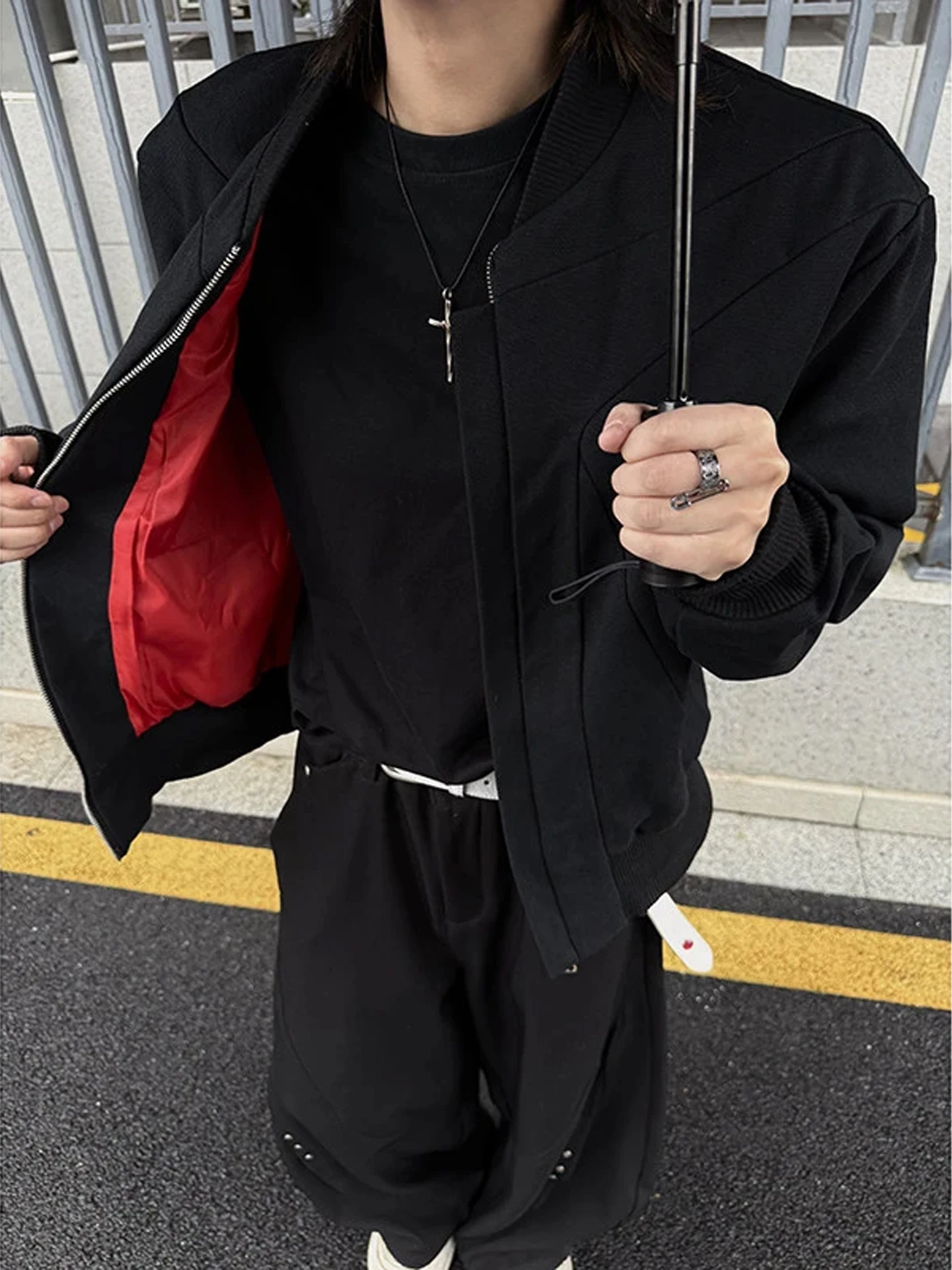 

Мужская бейсбольная куртка Bla American Sle Red Inner Flight Jaet, утепленная, приталенного кроя, с декоративными элементами.