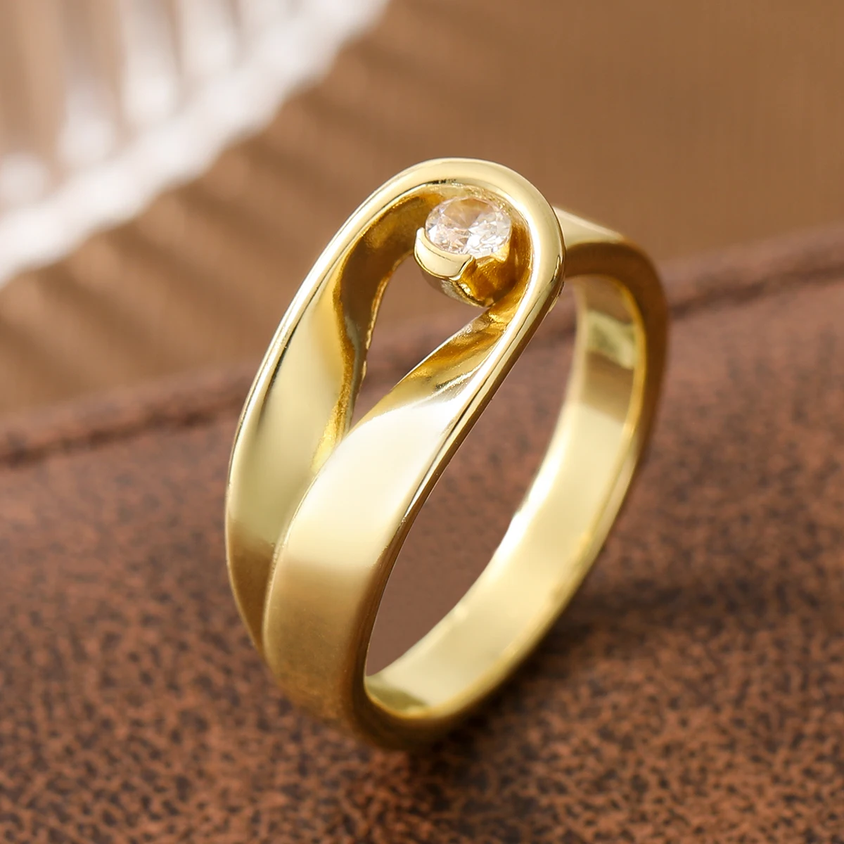 Luxuriöser Ring mit gedrehtem Band und synthetischem Edelstein aus Kupfermaterial für Damen, geeignet für Bankette und den Alltag. – Detail 4