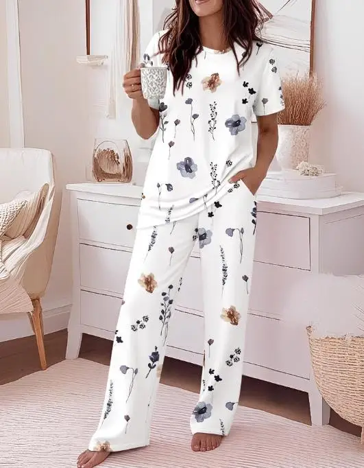 

Новинка Весна/Лето 2026: Комплект из 2 предметов – топ с круглым вырезом и коротким рукавом, и эластичные брюки. Повседневный пижамный комплект с акварельным принтом.