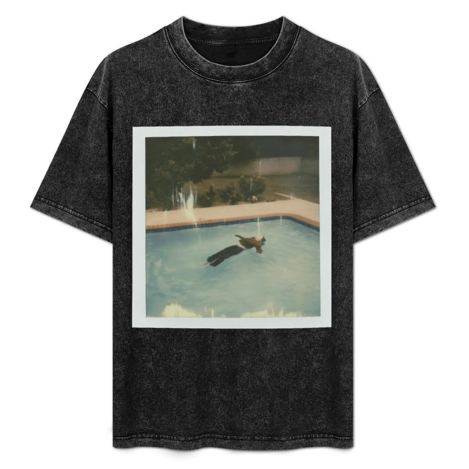 Девушка в Красном - мертвая девушка в бассейне Классика. Футболка винтажные новые подарки и футболки Мужская одежда