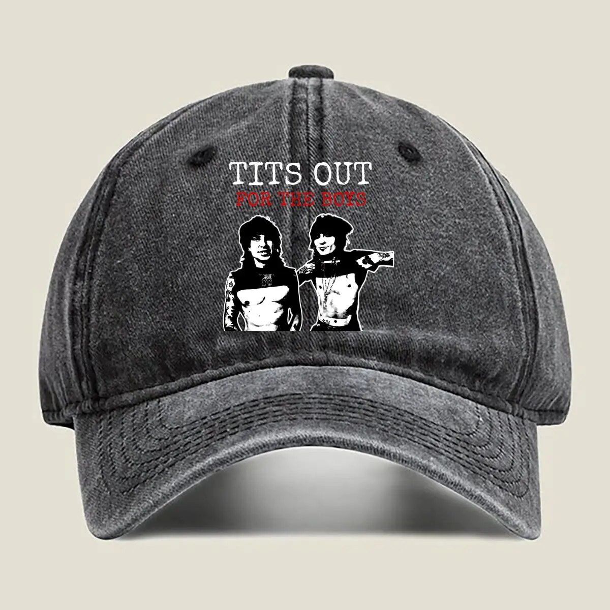 

Tits Out — вымытая бейсболка с ярким текстовым дизайном