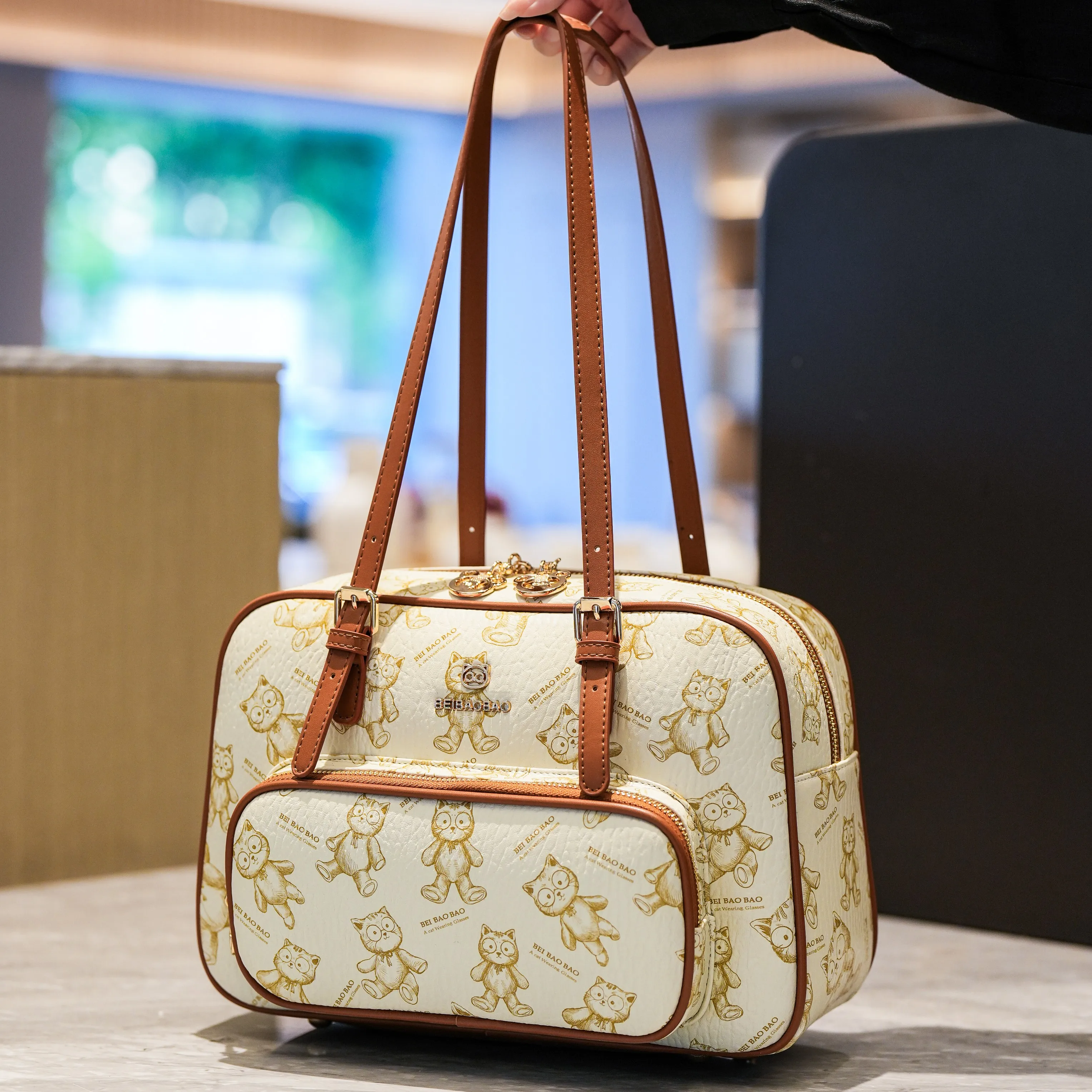 

Large-capacity urban women's commuter shoulder bag,fashionable printed Bear lady's large bag,High-quality soft leather purse