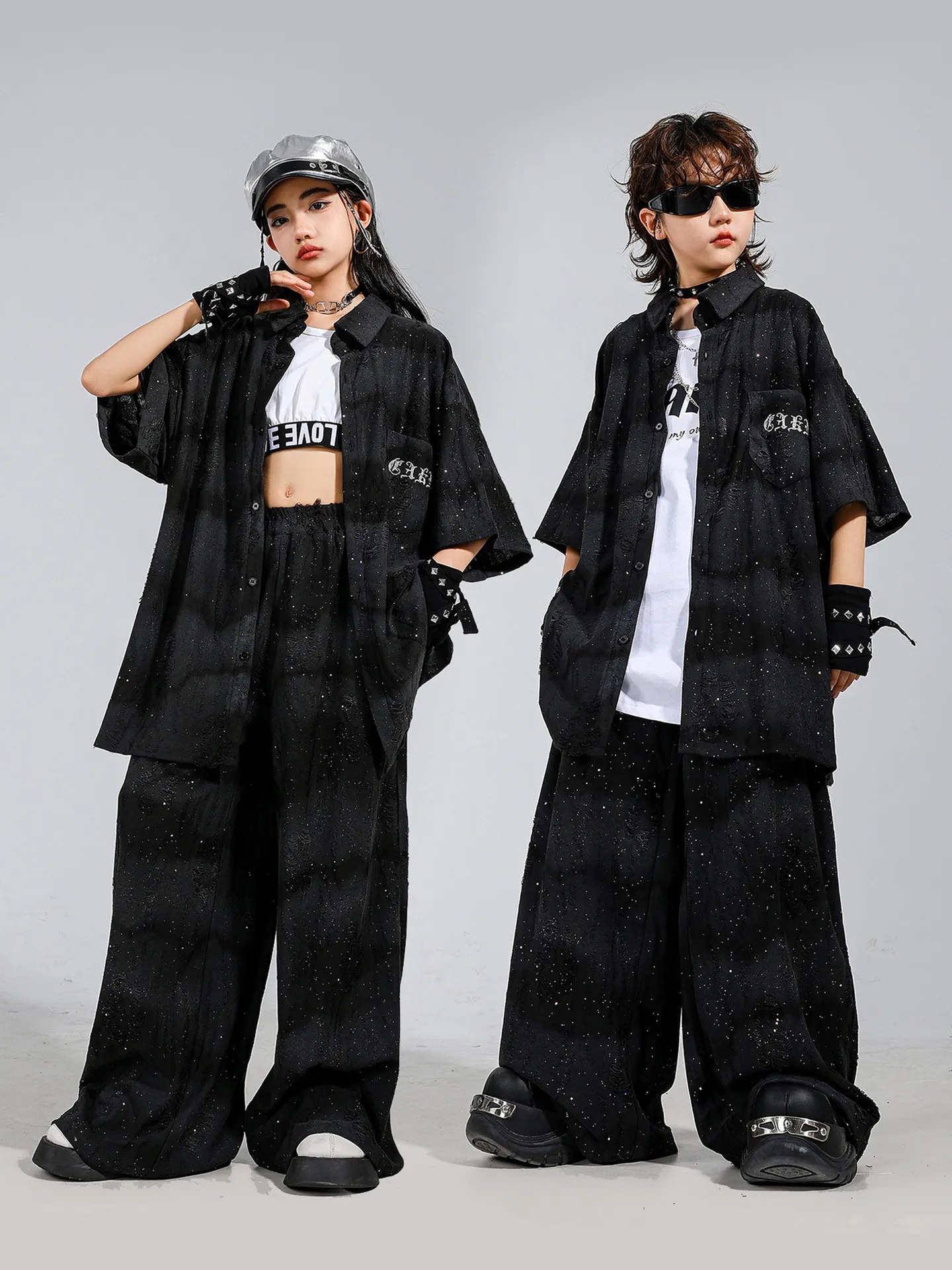 בגדי קיי-פופ והיפ הופ לילדים, חולצת טי שחורה עם הדפס גרפיטי, מכנסי טרנינג רחבים ונוחים לבנות ולבנים, תלבושת ריקוד.