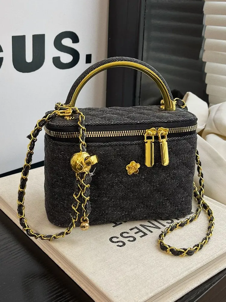 

Fashionable Handbag For Ladies, Made With Premium Material And Popular Elegant Details From Luxury Brand, Very Practical