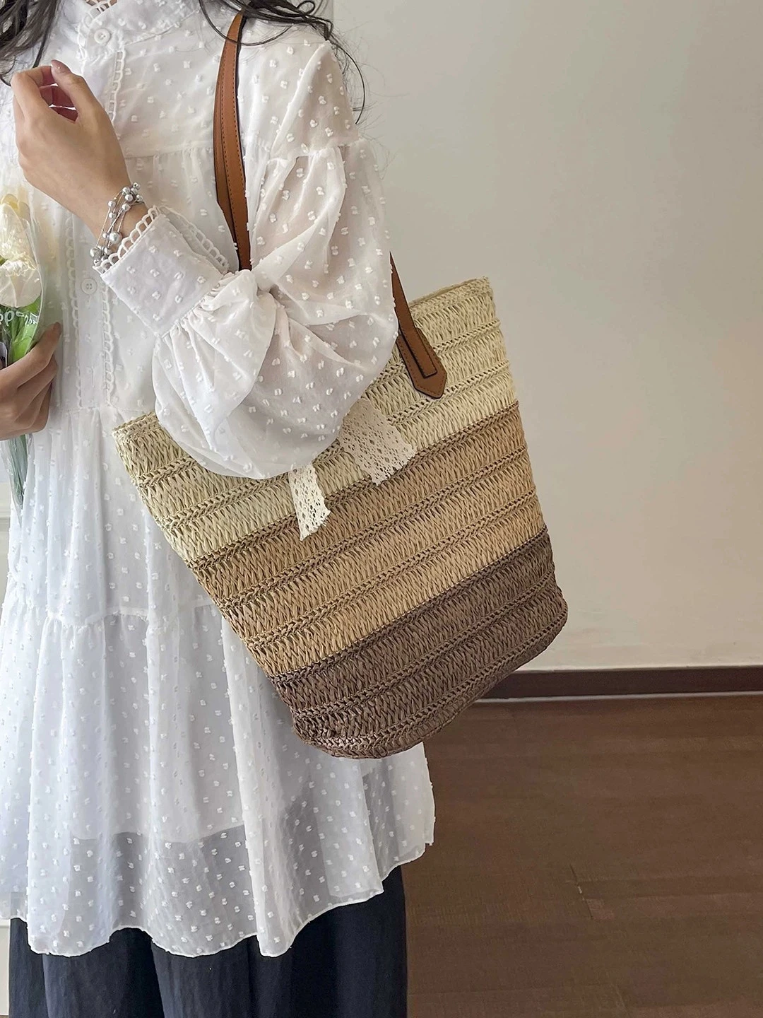 

Новая коллекция Весна/Лето 2026: Пляжная сумка из соломки ручной работы с полосками и цветовыми блоками, текстурированная, для отпуска на море