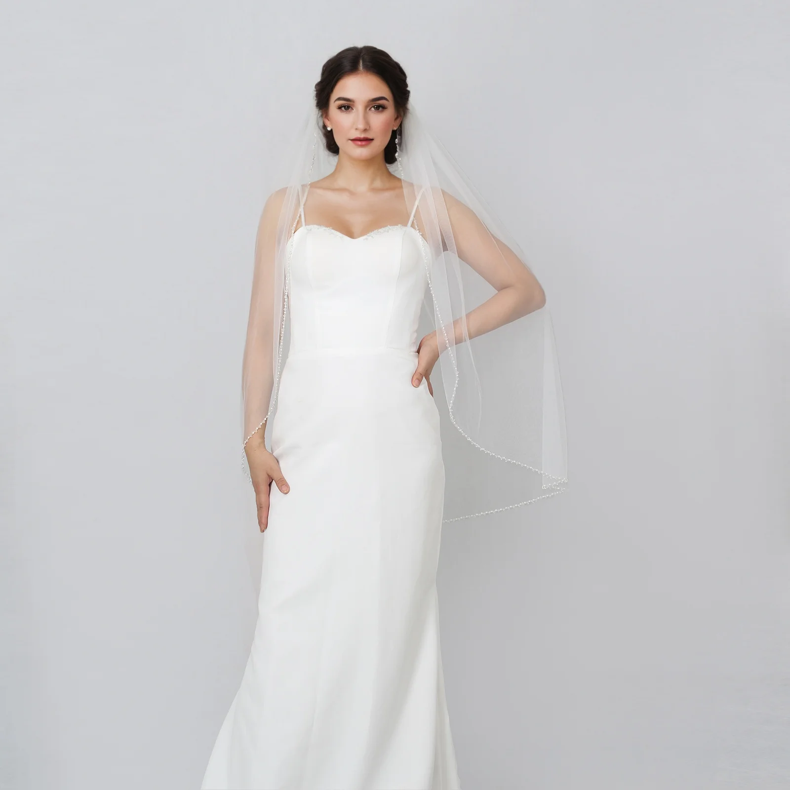 حجاب زفاف بطول الإصبع مع حواف مطرزة باللؤلؤ والكريستال مخيط يدويًا على الطراز الكلاسيكي الرقيق والناعم مع مشط شعر