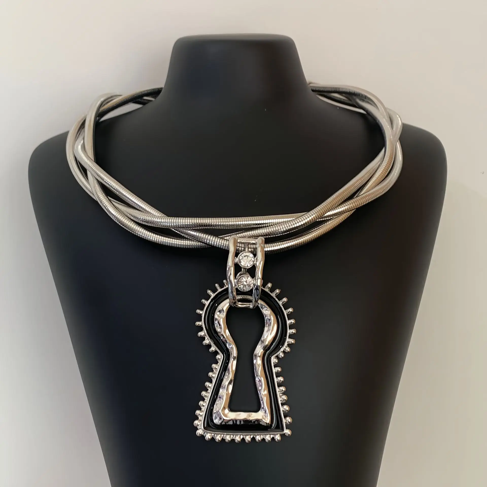 

Винтажное эмалевое ожерелье-чокер с полым кулоном-ключом, многослойное металлическое украшение для женщин, модный подарок