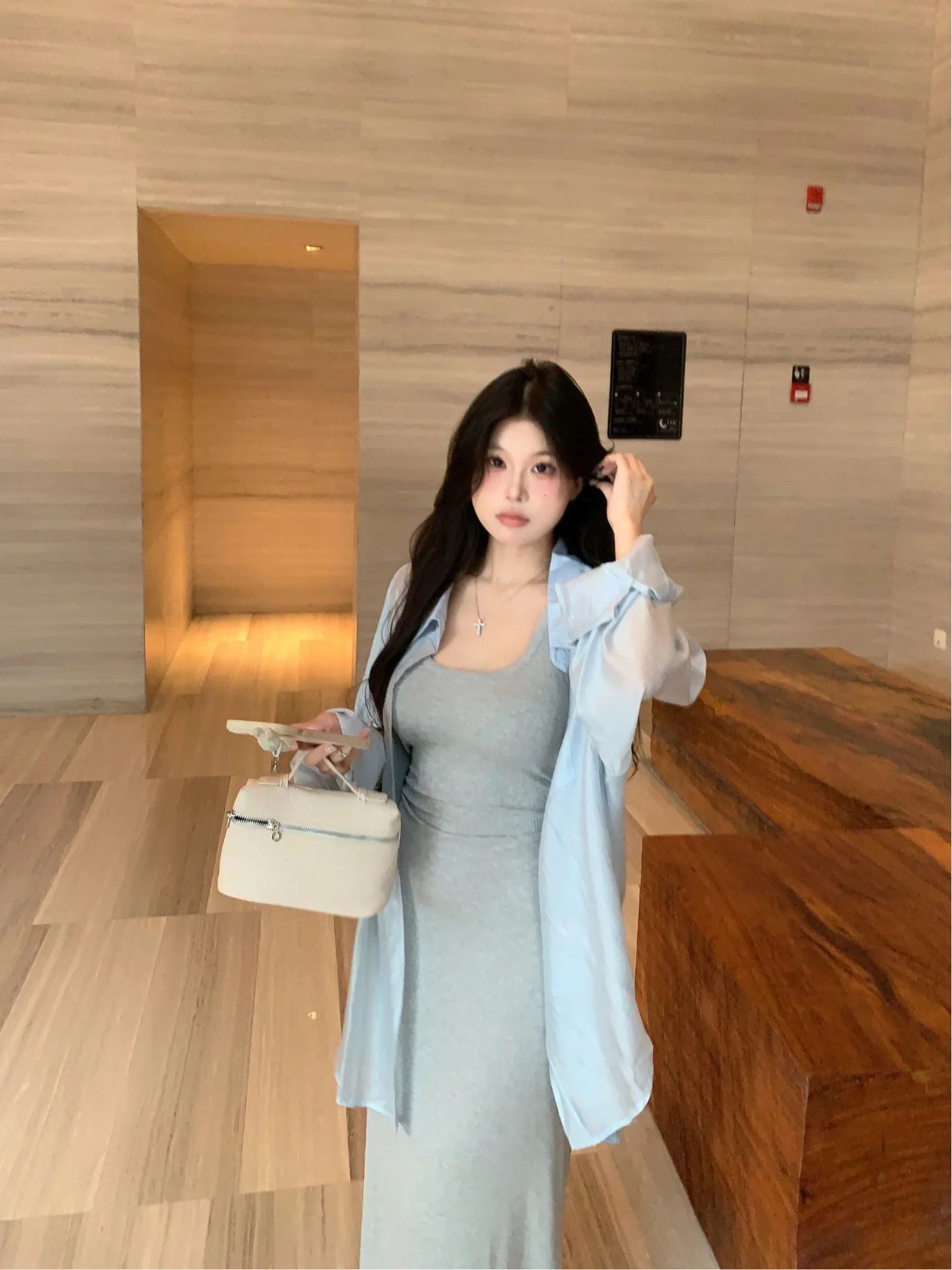 

Женский комплект из двух предметов: приталенная рубашка и платье-халтер в синих тонах, летний модный дышащий костюм с длинными рукавами для работы