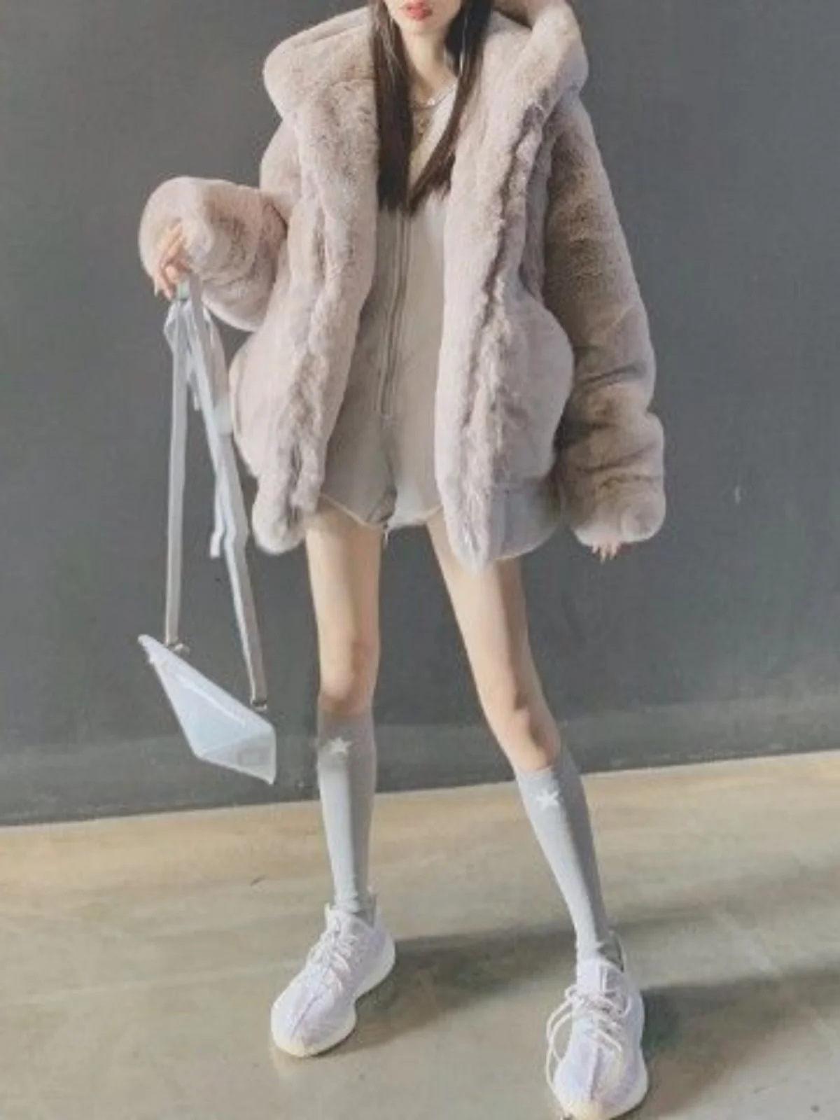 

2025 Winter Thiened Plu Jaet Women's Korean Loose Street Sle Rabbit Fur Coat with Hood Fake Fur Coat Long Sve Zipp...