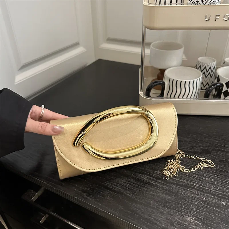 

Fashionable Women's Metal Handbag Chain Banquet Bag Crossbody Shoulder Bag for Stylish Evening Wear