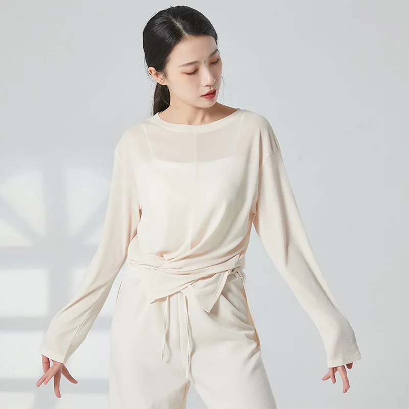 

Modern dance students wear loose long-sleeved blouses every day, and Chinese classical dance costumes