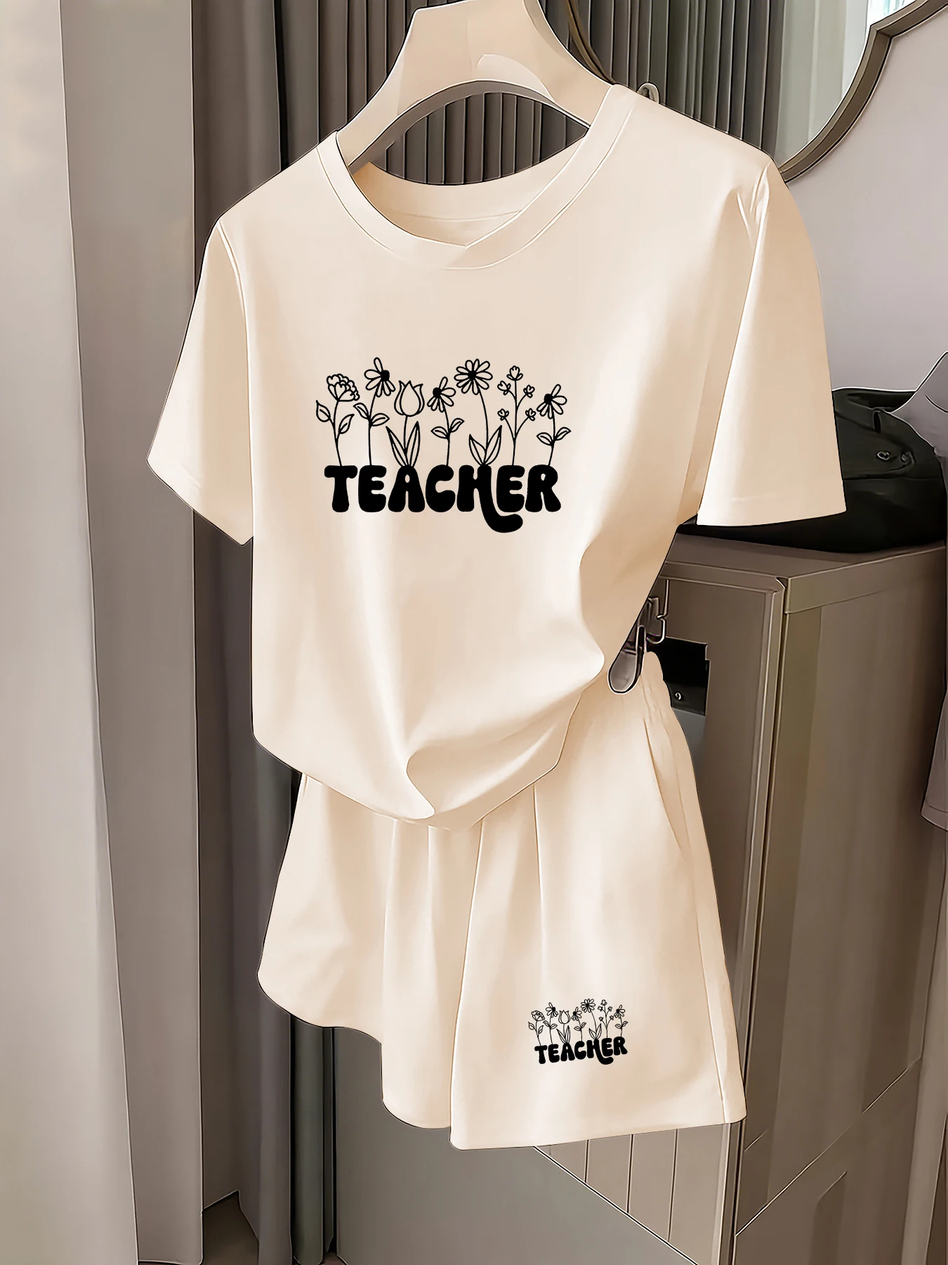 

Весенне-летний повседневный комплект для учителей: футболка и шорты с цветочным принтом, свободный крой