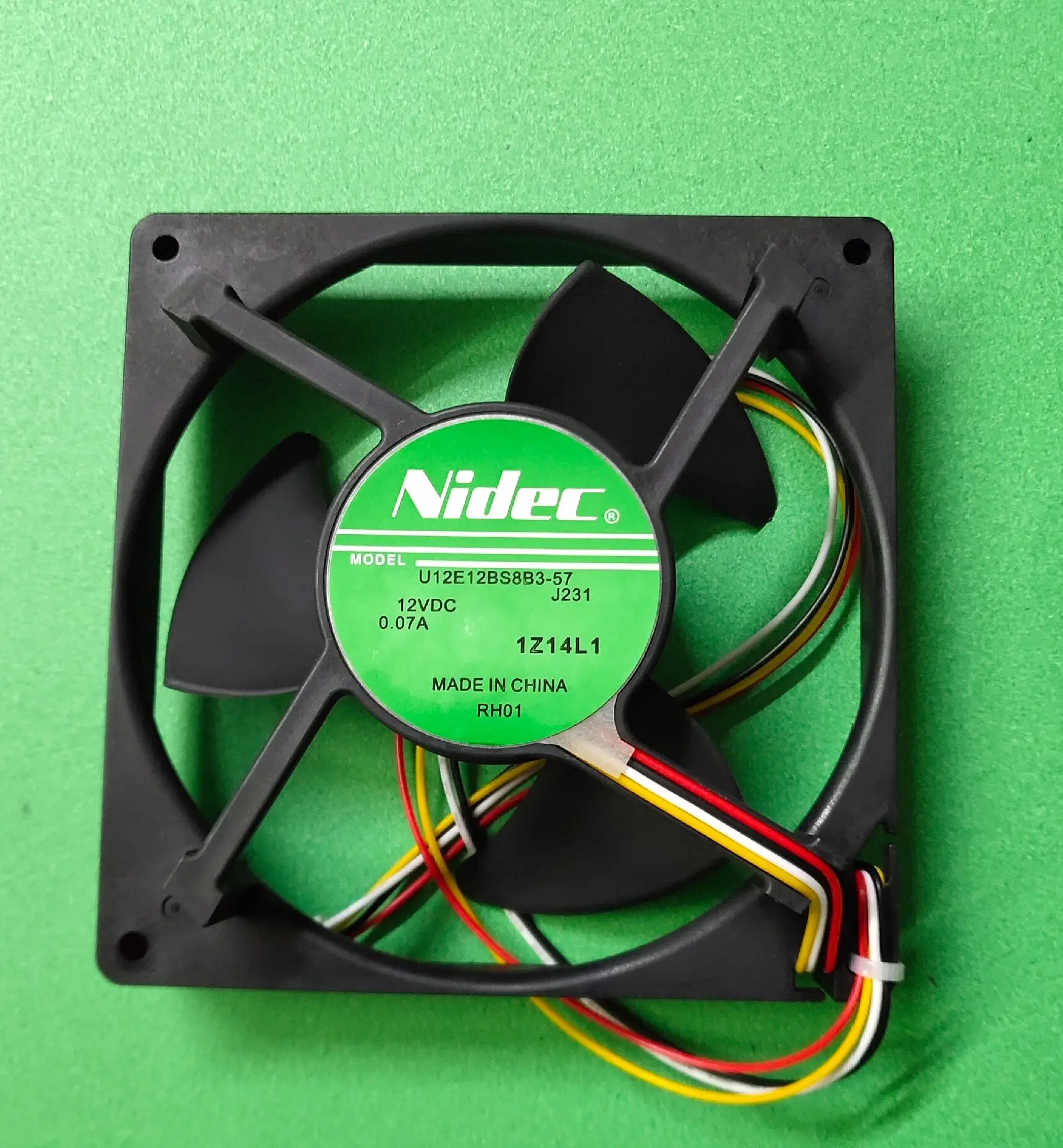 

NIDEC U12E12BS8B3-57 J231 DC 12 В 0,07 А 4-проводной охлаждающий вентилятор для сервера