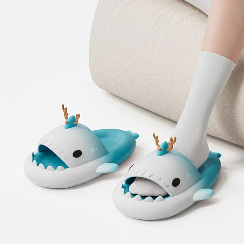 Pantoufles de dessin animé requin pour femmes et hommes, sandales de plage, toboggans, semelle optique souple, tongs, intérieur, extérieur, chaussures coordonnantes, cadeau de Noël