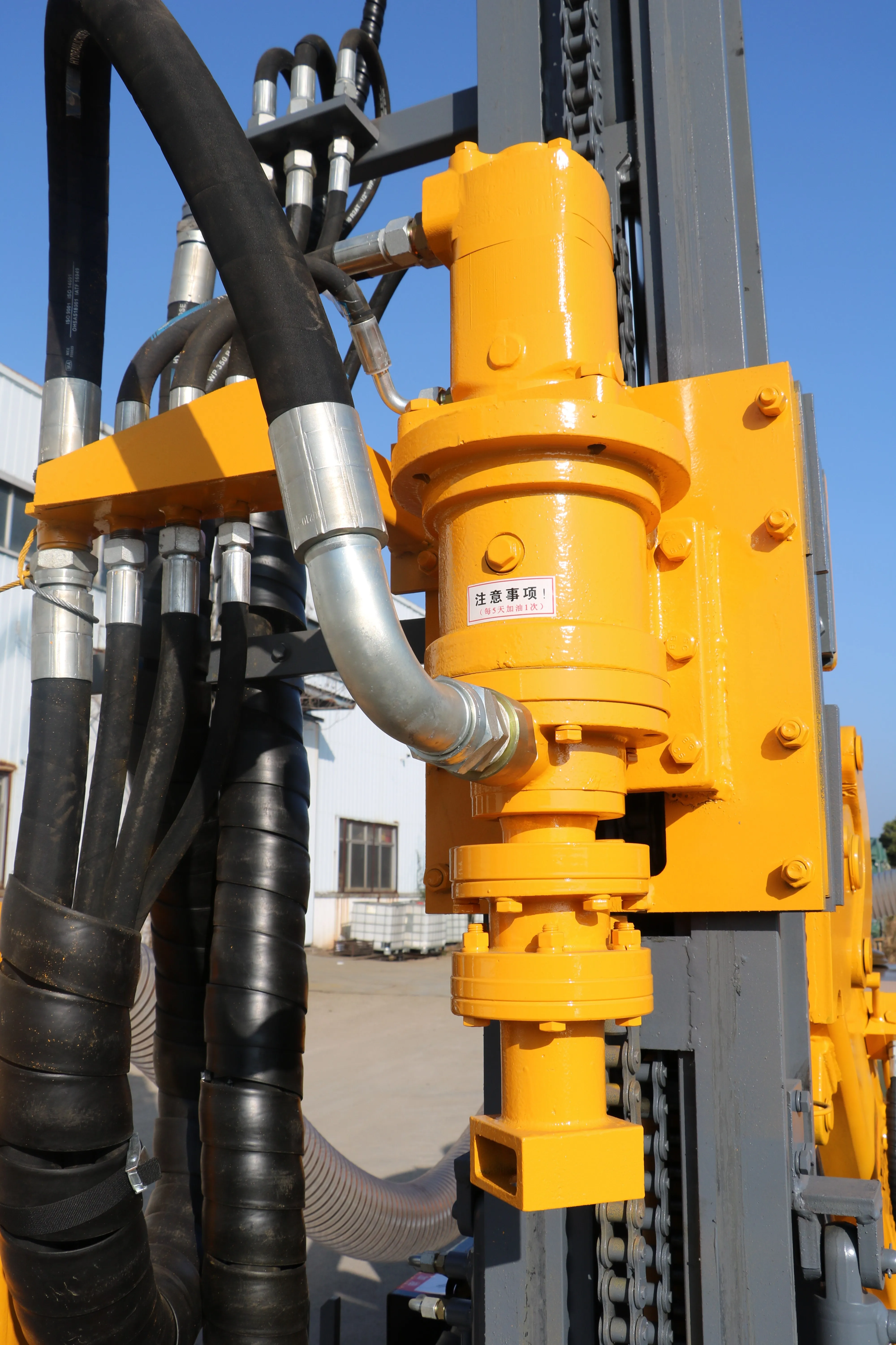 رخيصة الهيدروليكية عالية السرعة سبليت المفتوحة حفرة الزاحف عمق 30 متر قطر 120 مللي متر DTH جهاز الحفر مع مجمع الغبار