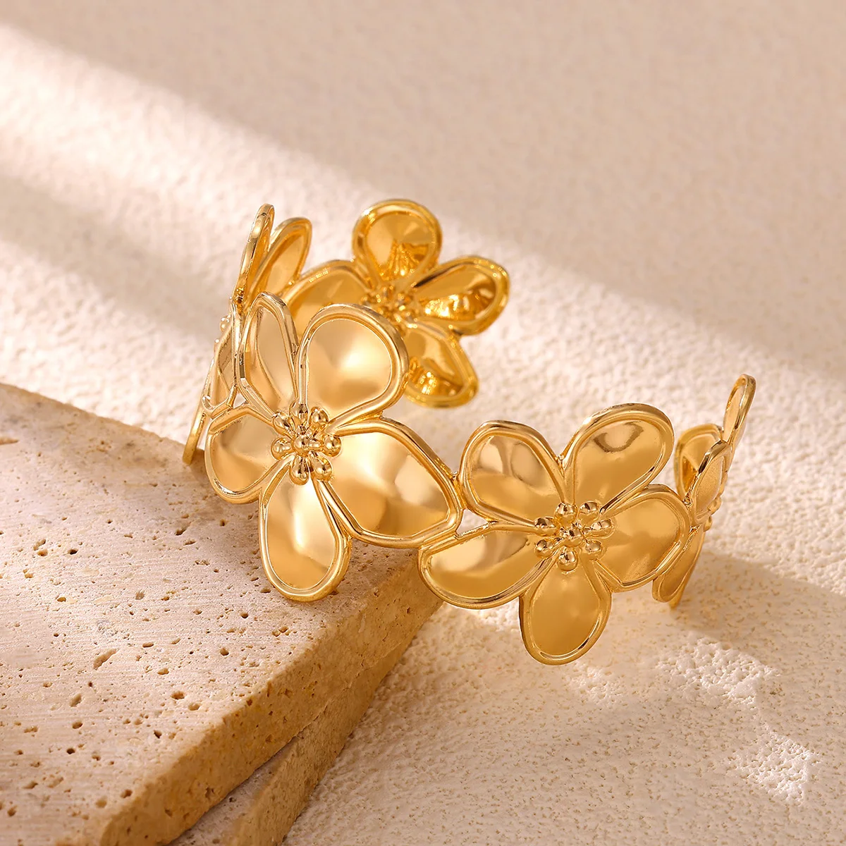 Hochwertiges breites Blumen-Armband für Damen, vergoldet, verstellbar, Armreif, Hochzeit, Alltag, Schmuckgeschenk