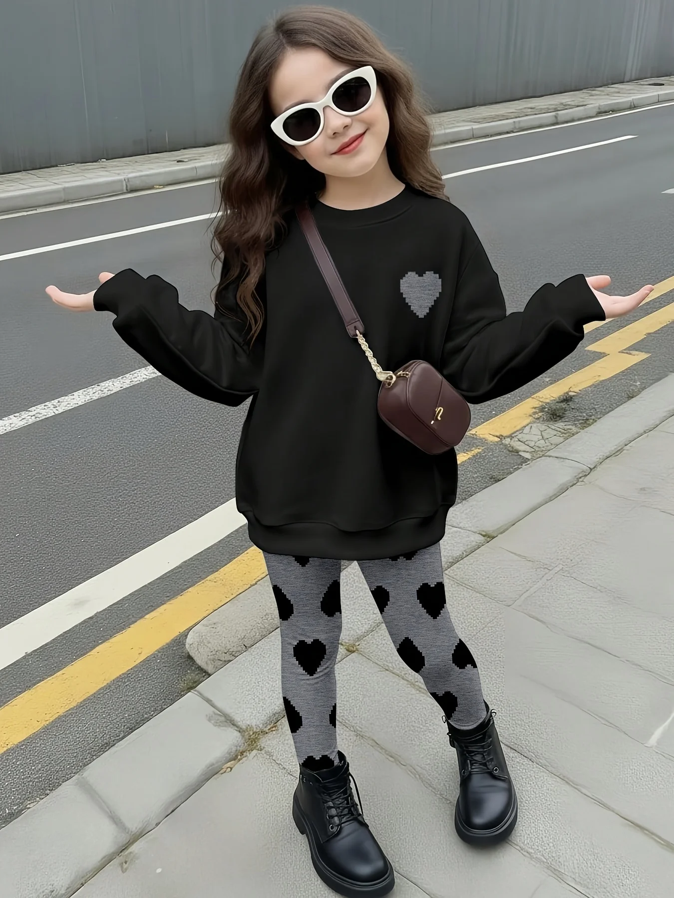 Herbst-Outfit-Set für Mädchen: schwarzes Rundhals-Sweatshirt + graue Leggings mit Herz-Print, zweiteiliges Set, geeignet für Mädchen über 3 Jahre, vielseitige Kleidung für drinnen und draußen im Herbst und Winter. – Detail 2