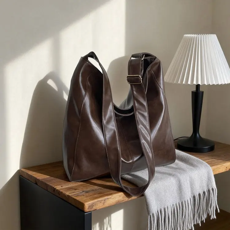 

Korean Version of Casual 2026 Retro Large Capacity Fashion Oil Wax Leather Commuter Soft Surface Shoulder Crossbody Tote Big Bag