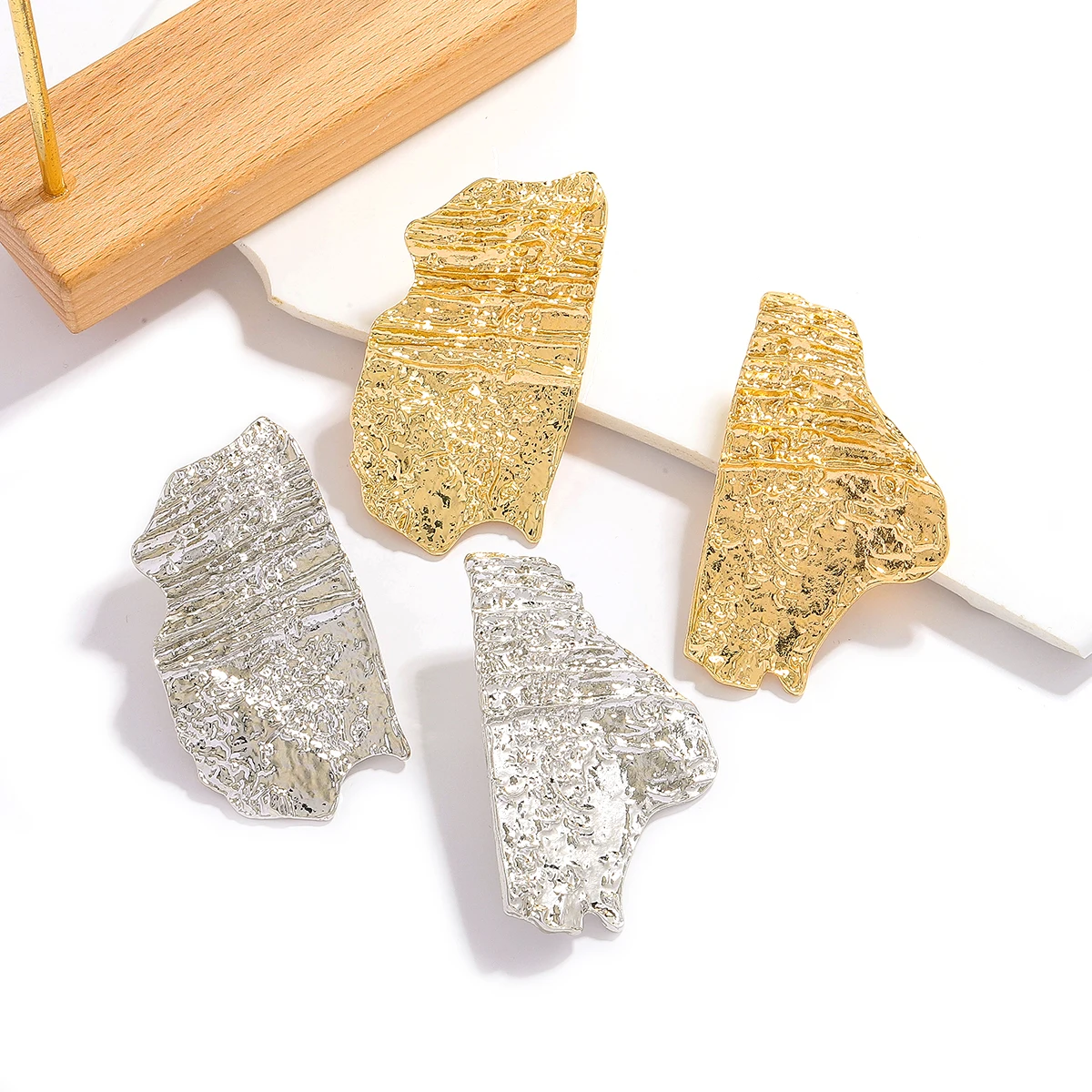 

Exaggerated personality Metal Geometric Leaf Stud Earrings for Women Irregular Wrinkled Texture Leaf Earrings Party Jewelry Gift