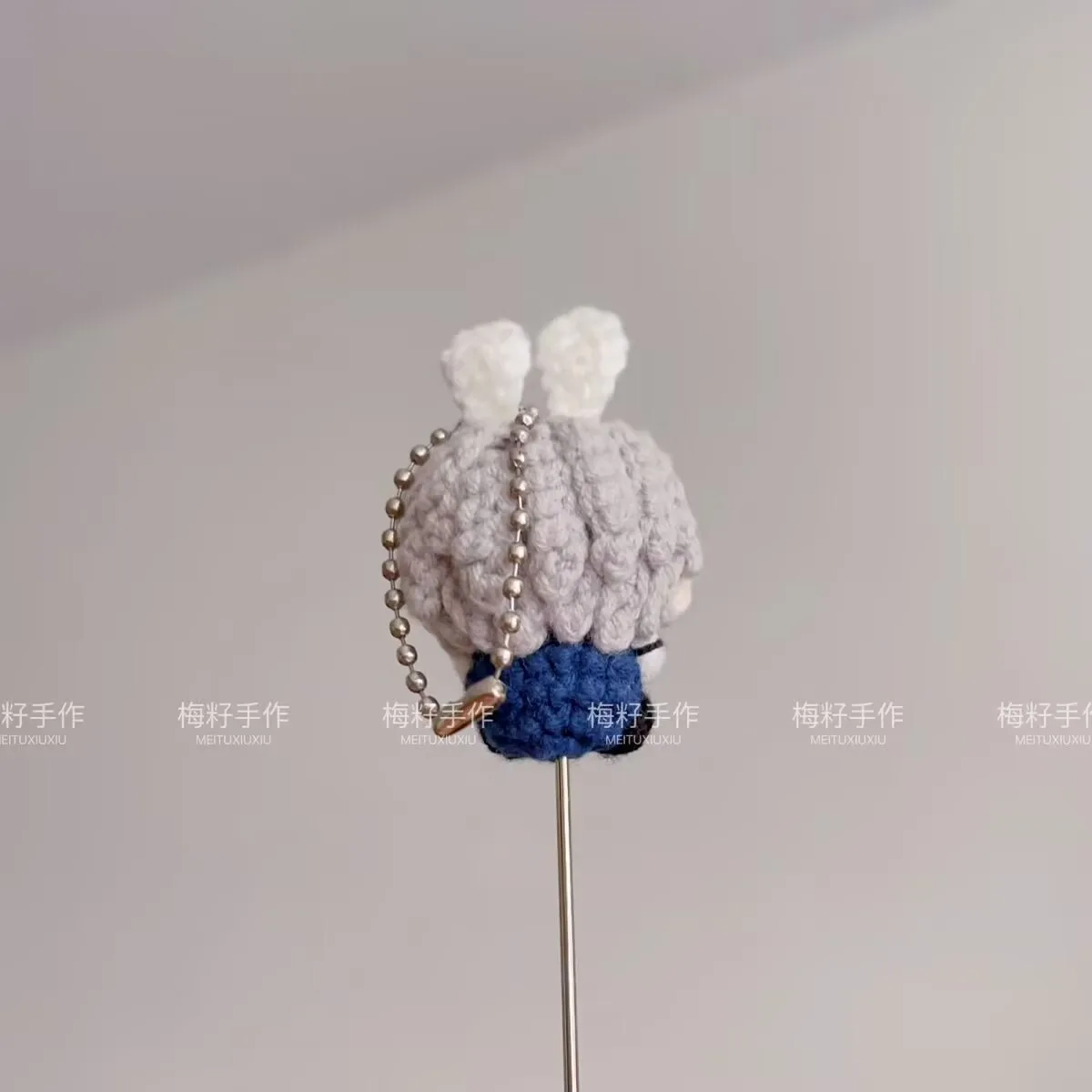 "Amor e Espaço Profundo, mini boneco de goma tricotado à mão'Xavier Shen Xinghui' com acabamento em uma pequena estátua de crochê.