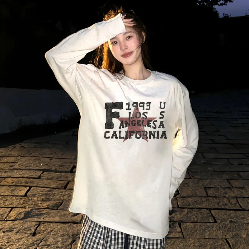 Biała koszulka damska z długim rękawem z nadrukiem w stylu amerykańskim, luźna, oversize, modna na jesień 2025, odzież damska w stylu streetwear.