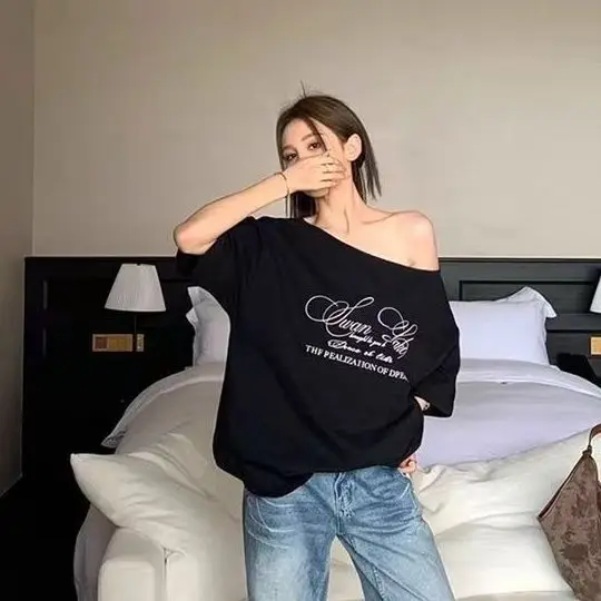 Camisetas con estampado de letras para niñas Y2K, camisetas informales de gran tamaño con un hombro, ropa de moda de verano para mujer, manga corta versátil