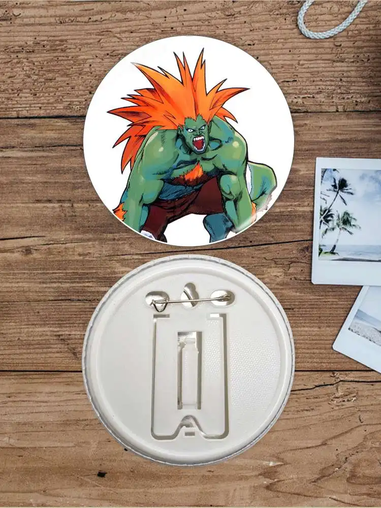 Blanka juego Anime personaje botón suave insignia broche ancla periféricos Pin hojalata pupila moda 58mm colgante de dibujos animados Fandom