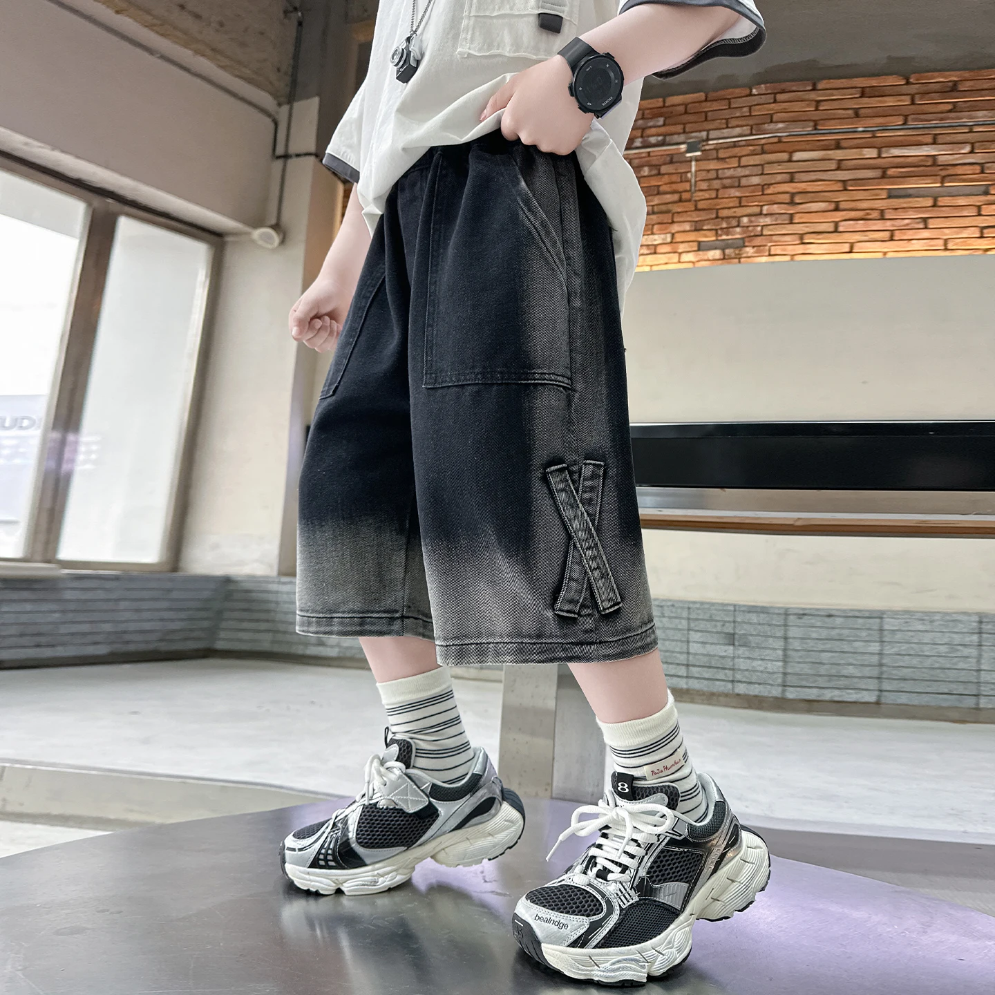 Boys' New Denim Cargo Shorts, Mid-Length Pants, Black and Gray Gradient Tie-Dye, Side Cross-Decorated Webbing, Multi-Pocket Cargo Style, American Retro, Casual Cool, Straight Loose Fit, Comfortable and Versatile, Casual Fashion, Y2K, Essential for Everyday Casual Wear