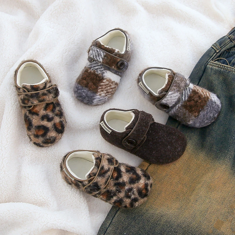 

2025 зимние новые детские модные плюшевые тапочки с леопардовым принтом, универсальные хлопковые роскошные дизайнерские туфли с пряжкой для девочек