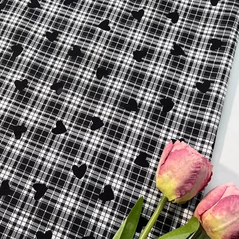 

Черная хлопковая ткань с линейным узором в виде сердец, дизайнерская, для шитья, рукоделия, домашнего декора, платьев, подушек для животных, пеналов