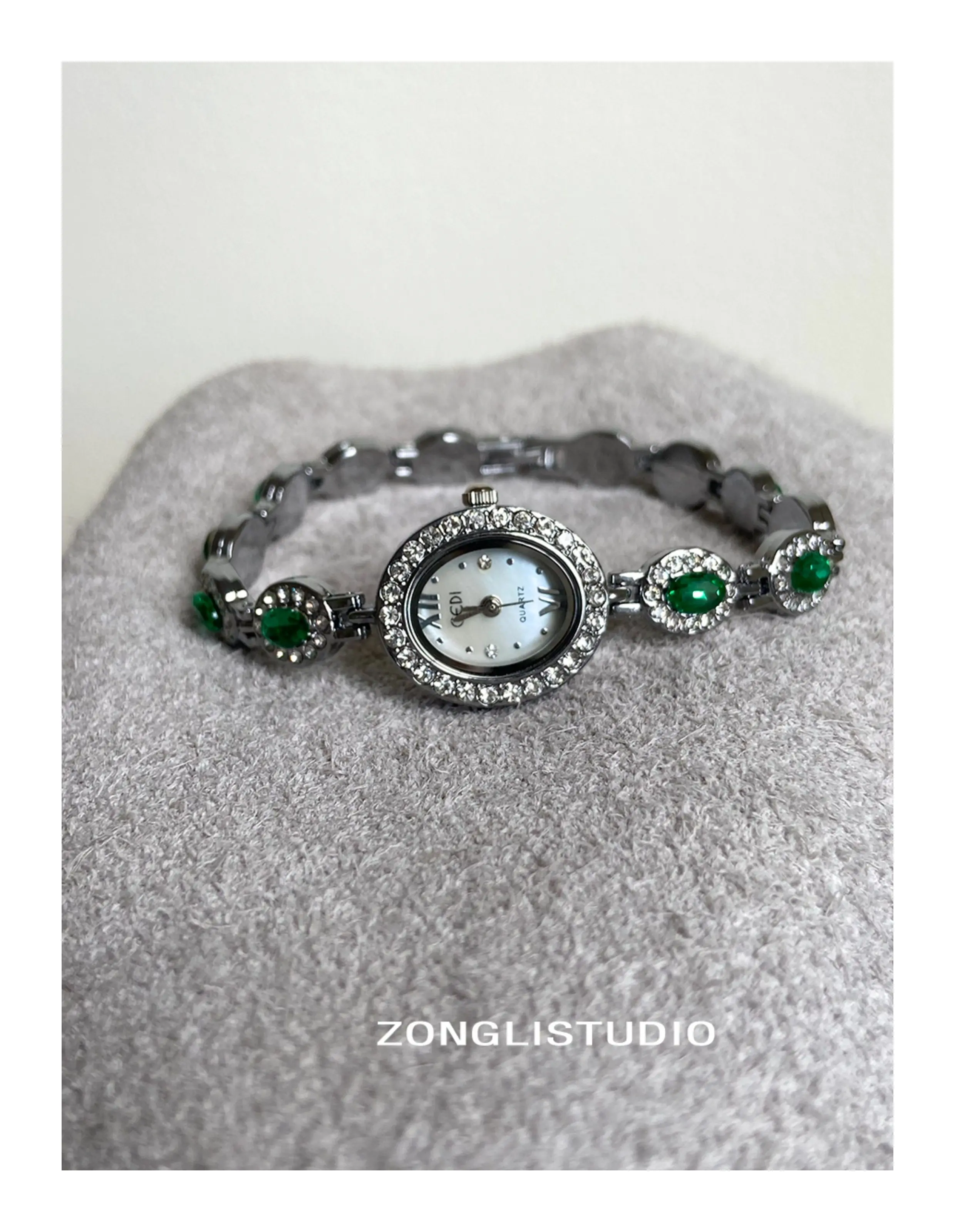 

Маленькие и изысканные женские часыВысококачественные и элегантные винтажные и художественные легкие роскошные простые часы во французском стиле в стиле браслета.