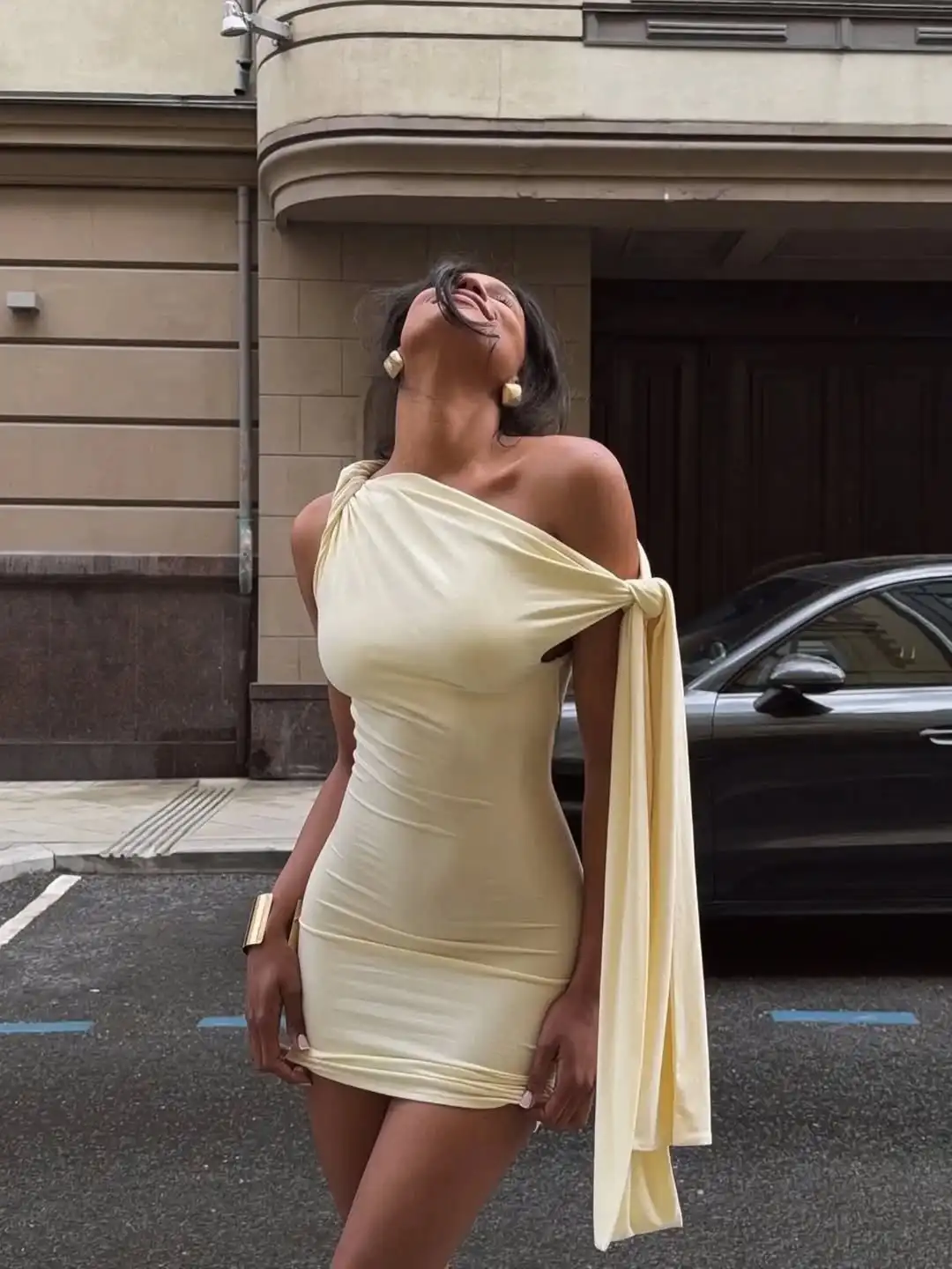 الصلبة الحليب الحرير فستان بكتف واحد المرأة شيك بلا أكمام عالية الخصر مطوي سليم فساتين صغيرة 2025 سيدة حفلة شارع العليا العباءات