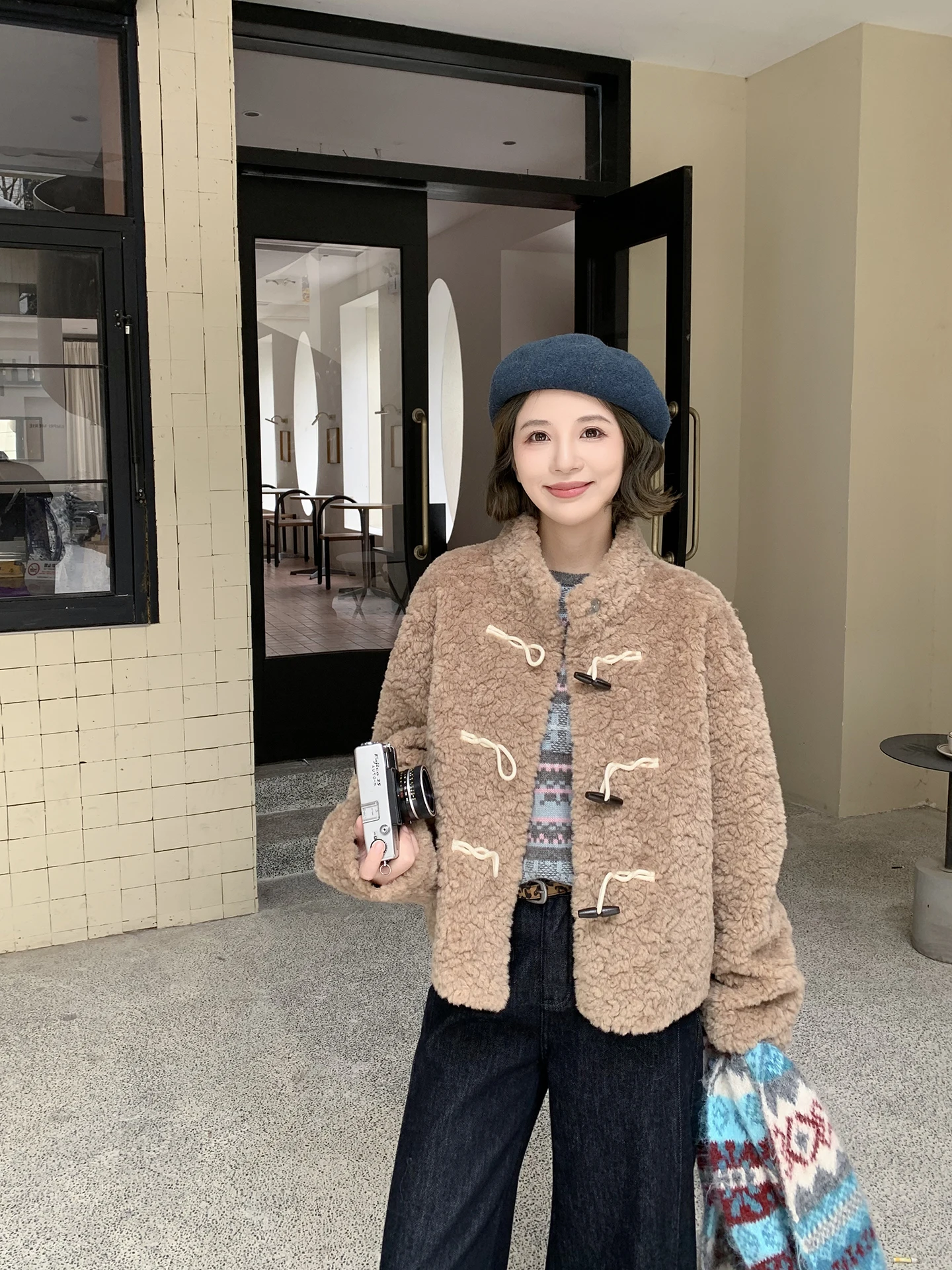 Jaqueta Feminina Coreana ELINS de Couro e Pele Integrados com Gola Alta, Casaco Feminino de Poliéster de Comprimento Médio com Manga Longa