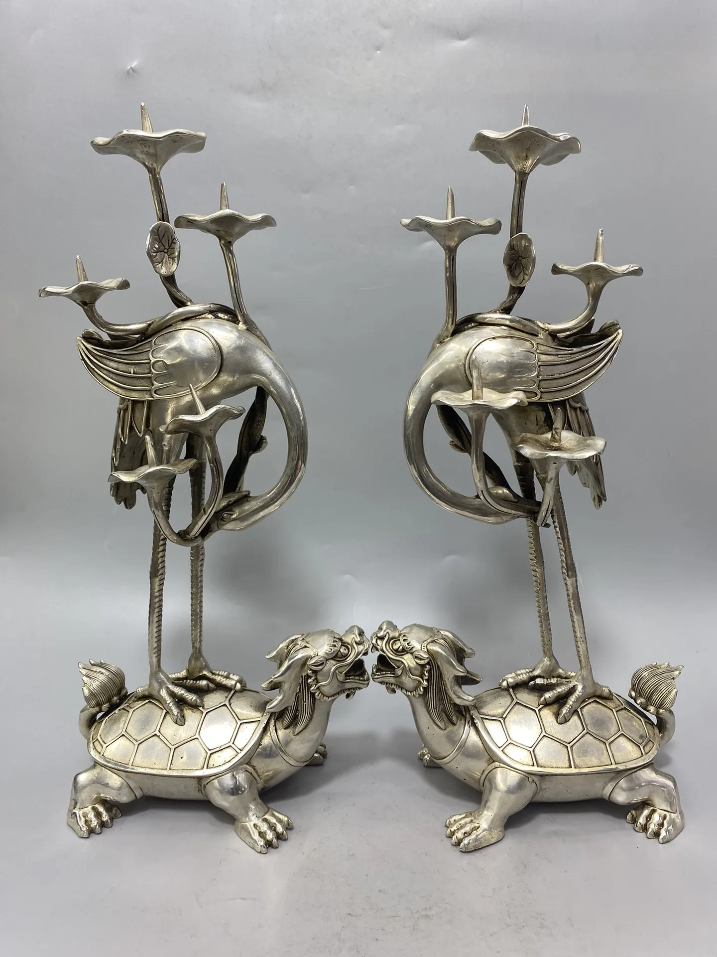 Par de candelabros de 15 pulgadas, antiguos, de la colección folclórica del Tíbet, de bronce antiguo con baño de plata, con base de grulla, dragón y tortuga, con plataforma de cera, para salón de culto.