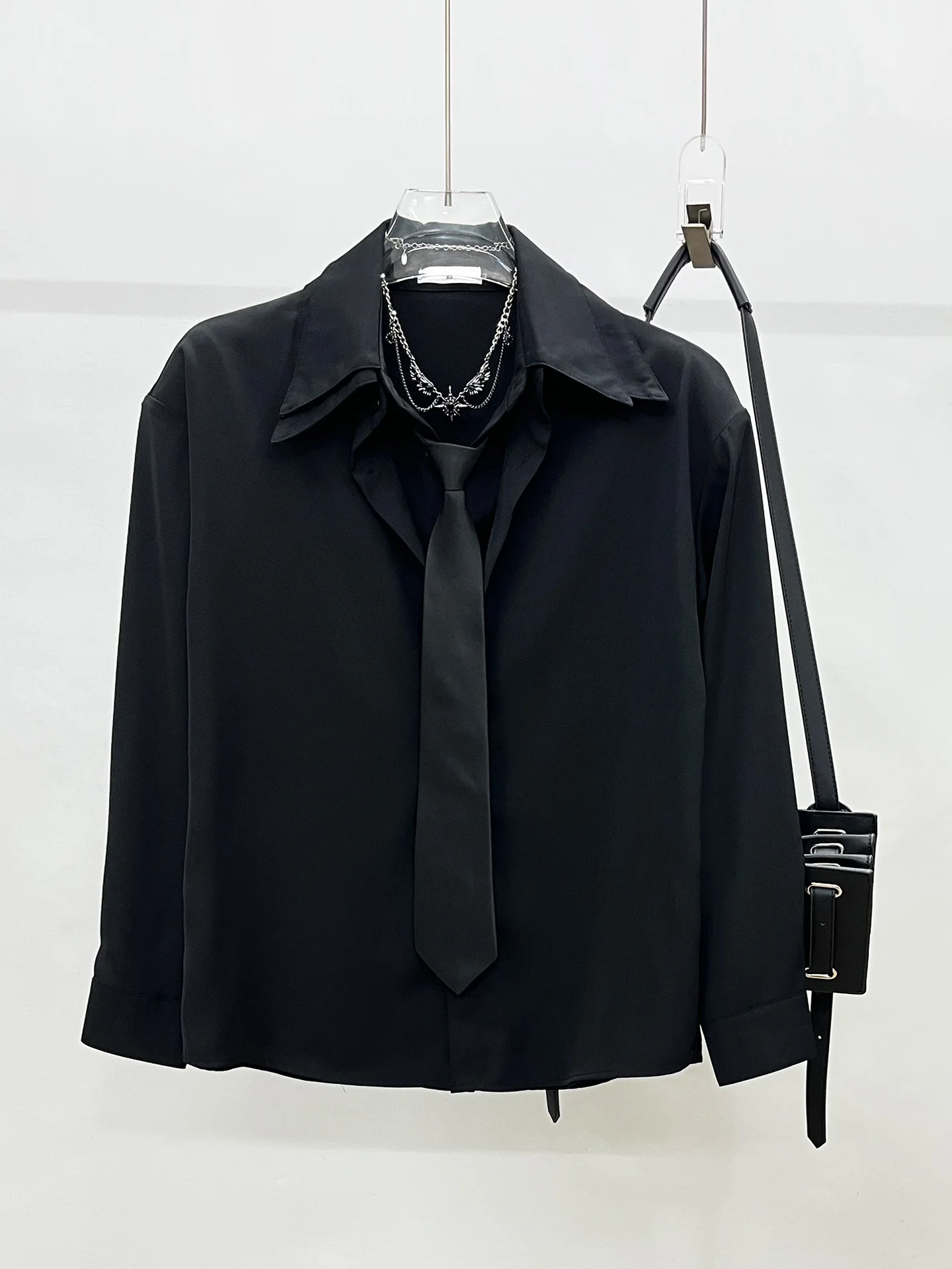 

Мужская рубашка в клетку свободного кроя на осень-зиму с имитацией двухслойности и галстуком, повседневная, из полиэстера, без бренда