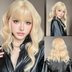 Jasny blond krótki Bob syntetyczne peruki z grzywką do ramion falujące damskie peruki do Cosplay Lolita codzienna naturalna peruka