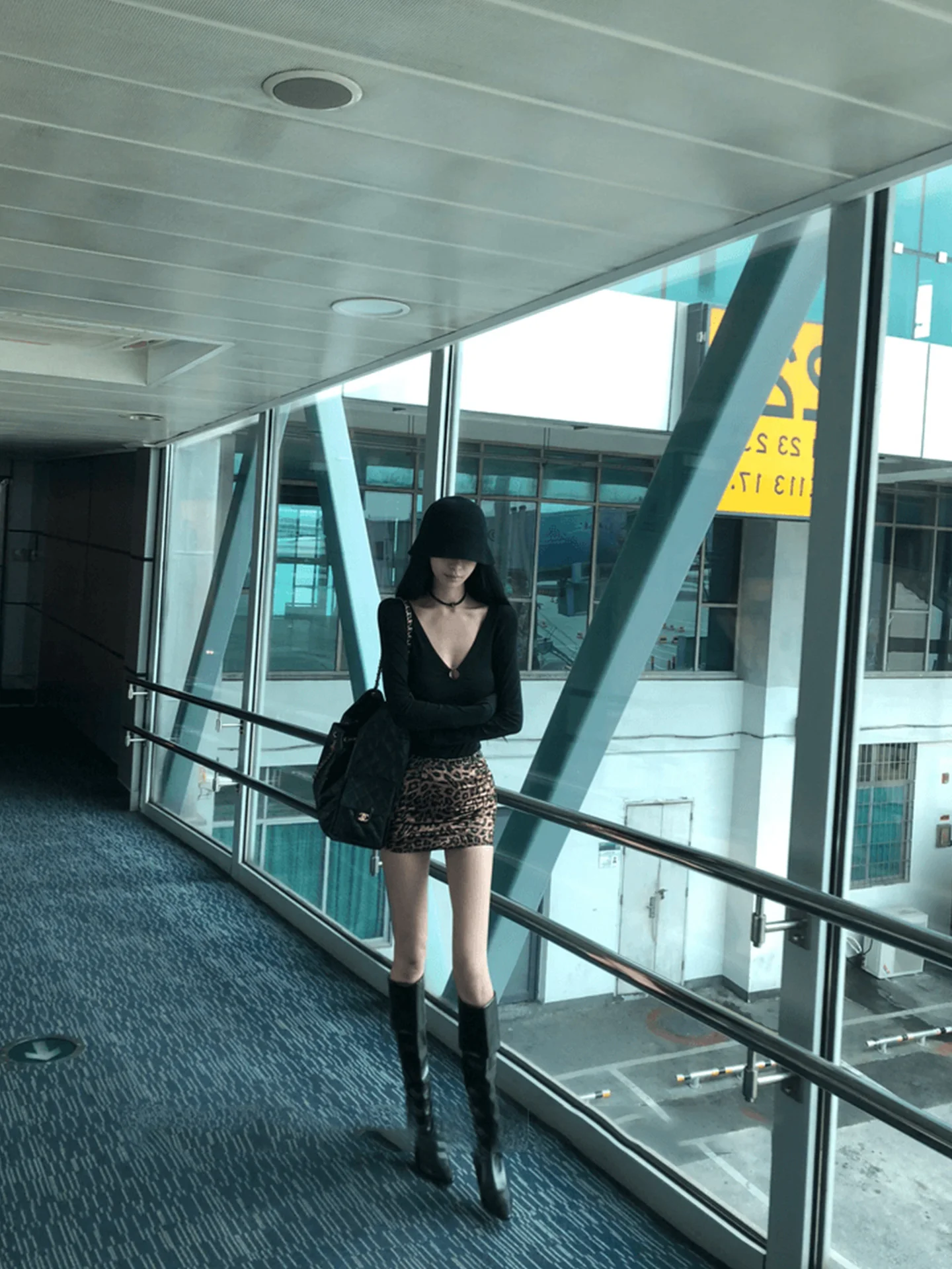 

Slim Fit Long Sve V-Ne Bodysuit Women's Sexy Thin T-irt Top Bla Autumn Winter Pure Desire Faionable Commute Sle