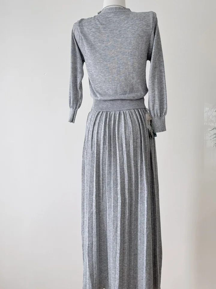 طقم سترة محبوكة بقصة ضيقة من ort Svel وتنورة عالية الخصر بطيات للنساء في أوائل الخريف