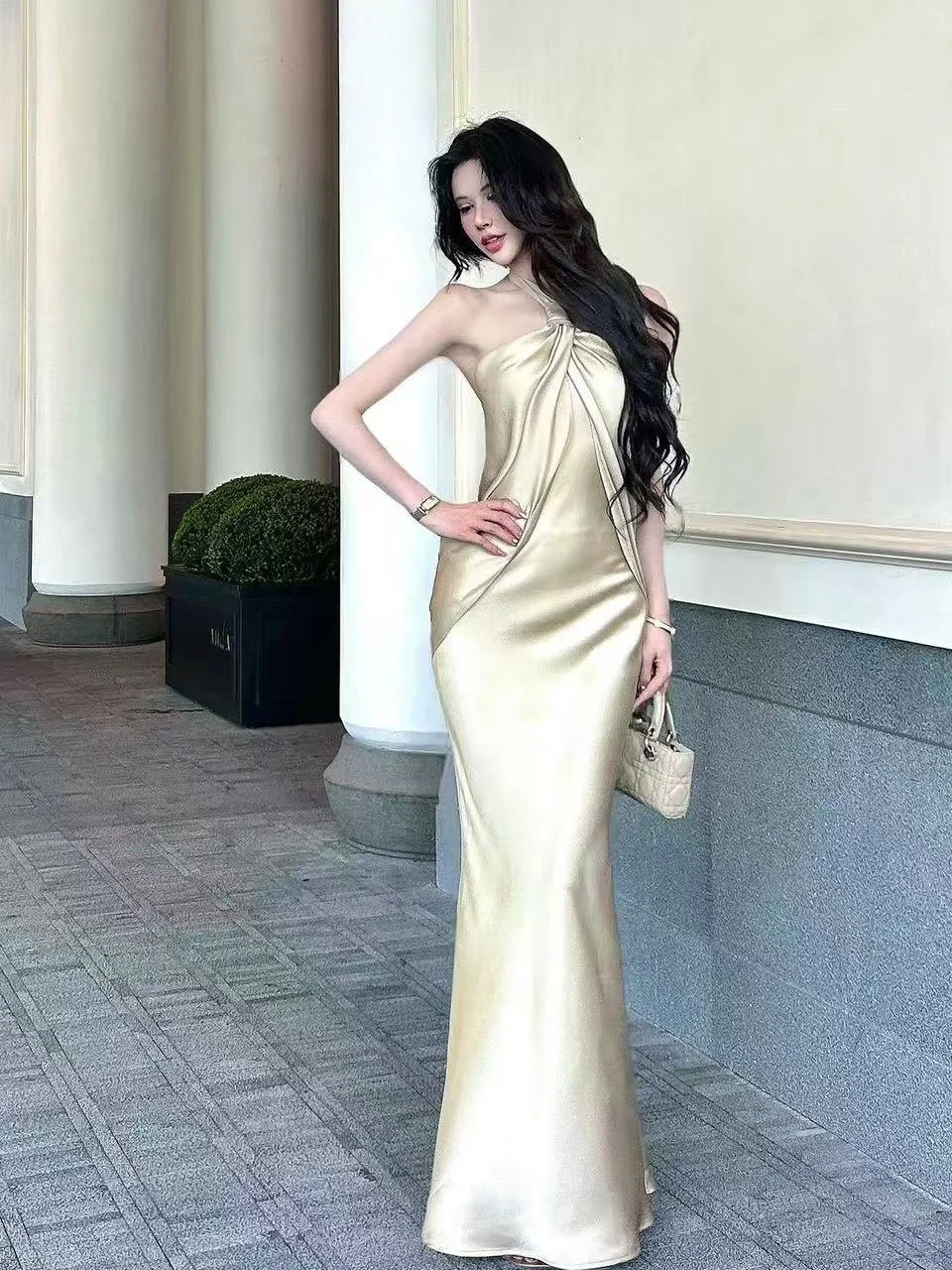 セクシーなオープンバックストラップレスサテンイブニングドレス、女性用ハイウエストポリエステル繊維ノースリーブネックハンギングスタイルXシェイプシルエット