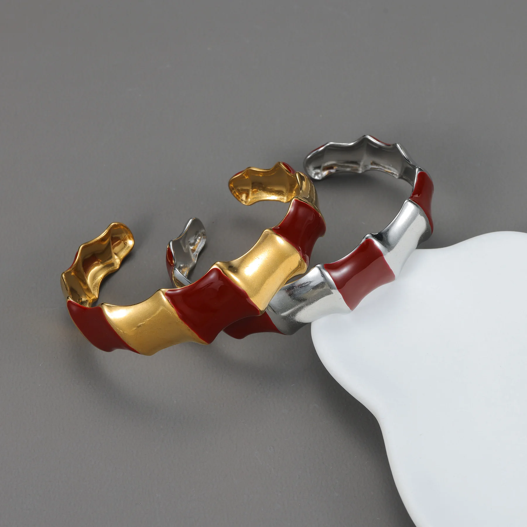 Atoztide العصرية الملونة واسعة سوار للنساء الفولاذ المقاوم للصدأ قابل للتعديل خمر المبالغة المفتوحة الإسورة عيد الميلاد مجوهرات هدية