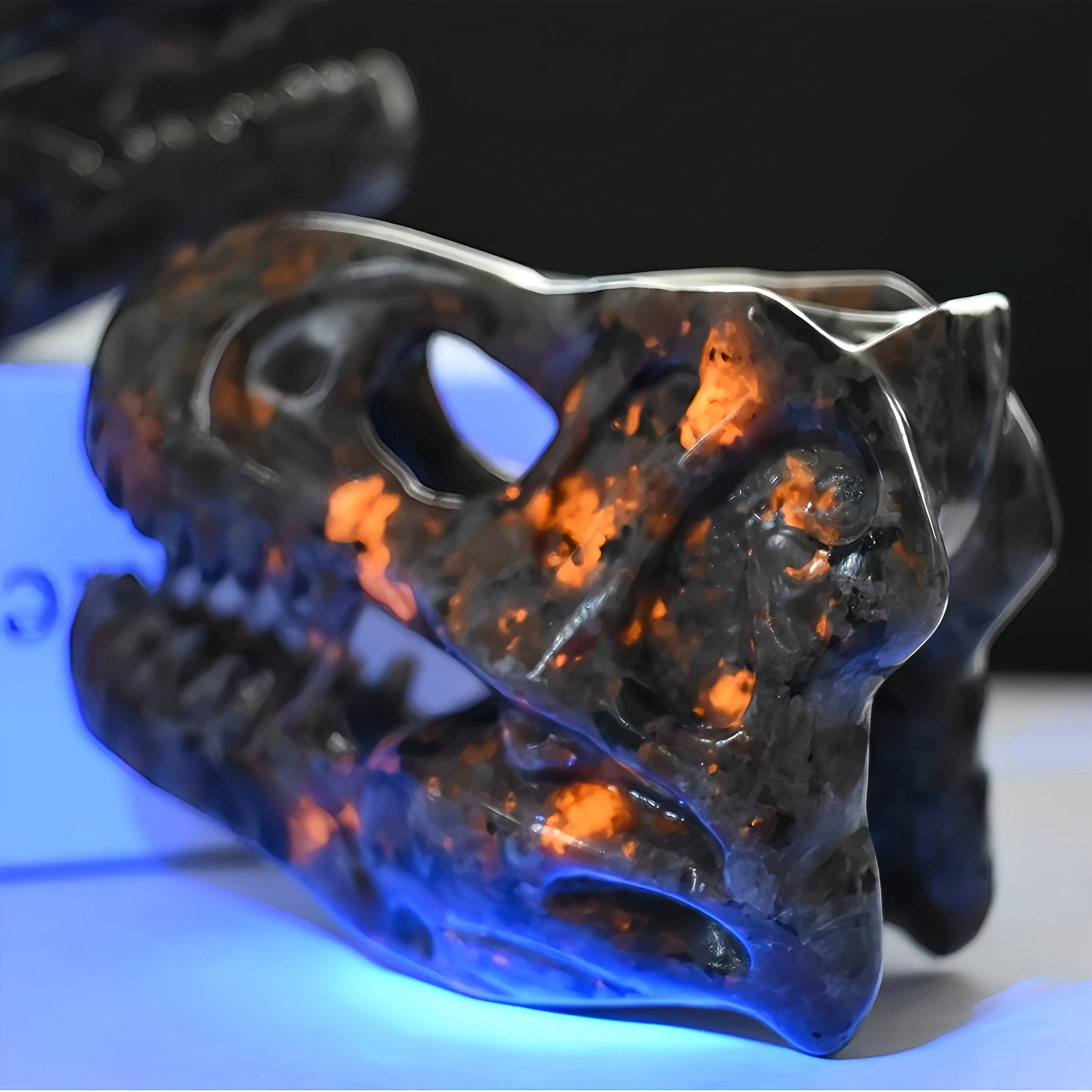 1pc Yooperlite Carved Tyrannosaurus Skull - UV Reactive Quartz Crystal Dinosaur Figurine with Metallic Sheen & Brown-Orange Hues