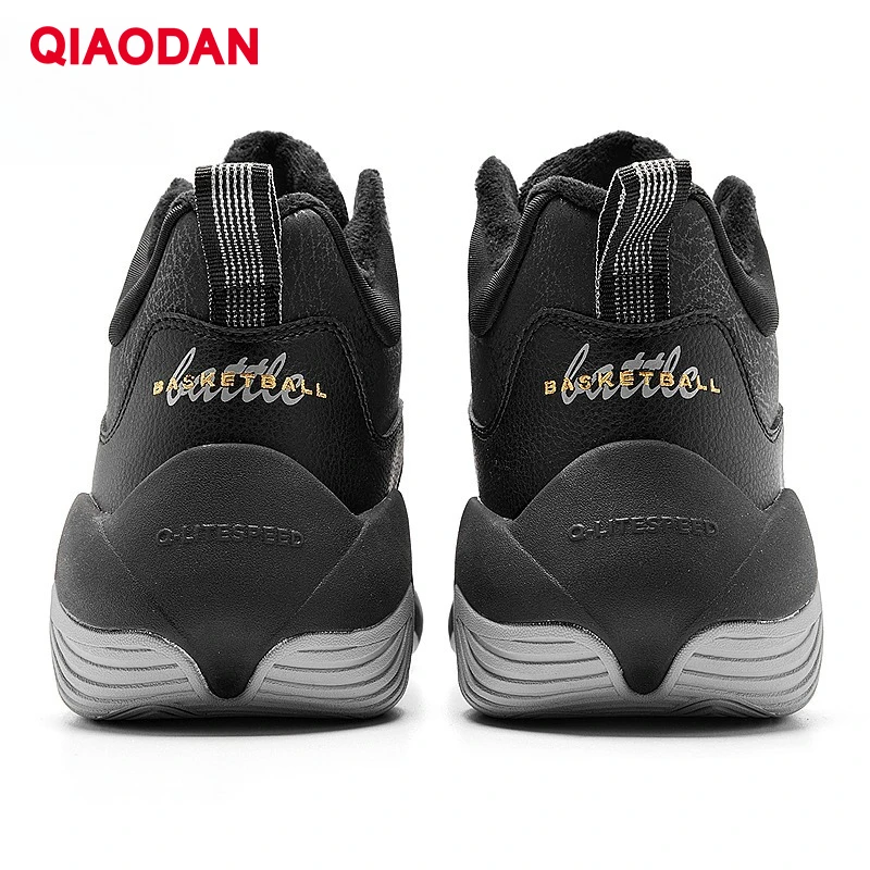 QIAODAN, zapatillas de baloncesto cálidas de terciopelo con superficie de cuero, zapatillas antideslizantes resistentes al desgaste con amortiguación de invierno 2025 para hombre QXA013244120B