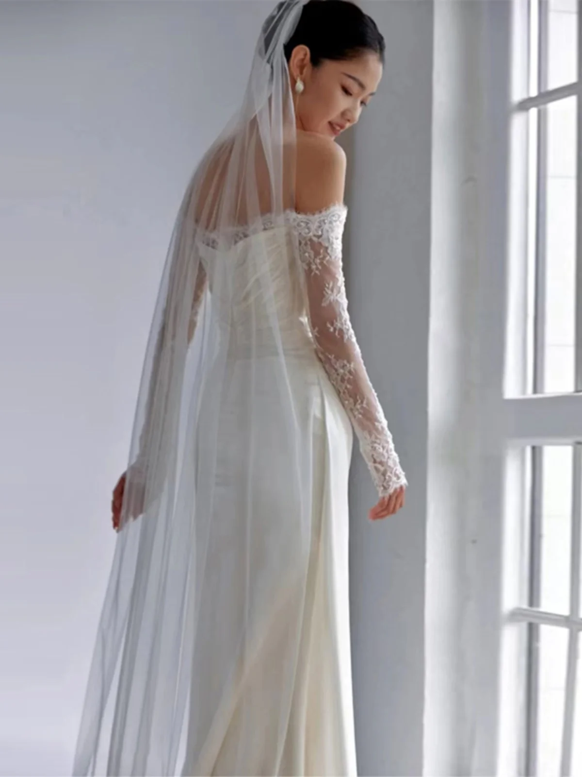 Vestido de Noiva de Renda de Seda Satin com Manga Longa e Um Ombro, Branco, Estilo Super Fada para Casamento