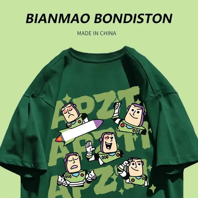 

Футболка «Игрушка и история» Базз и Лайтер 2024. Летний тренд для пар носят темно-зеленый топ с короткими рукавами.