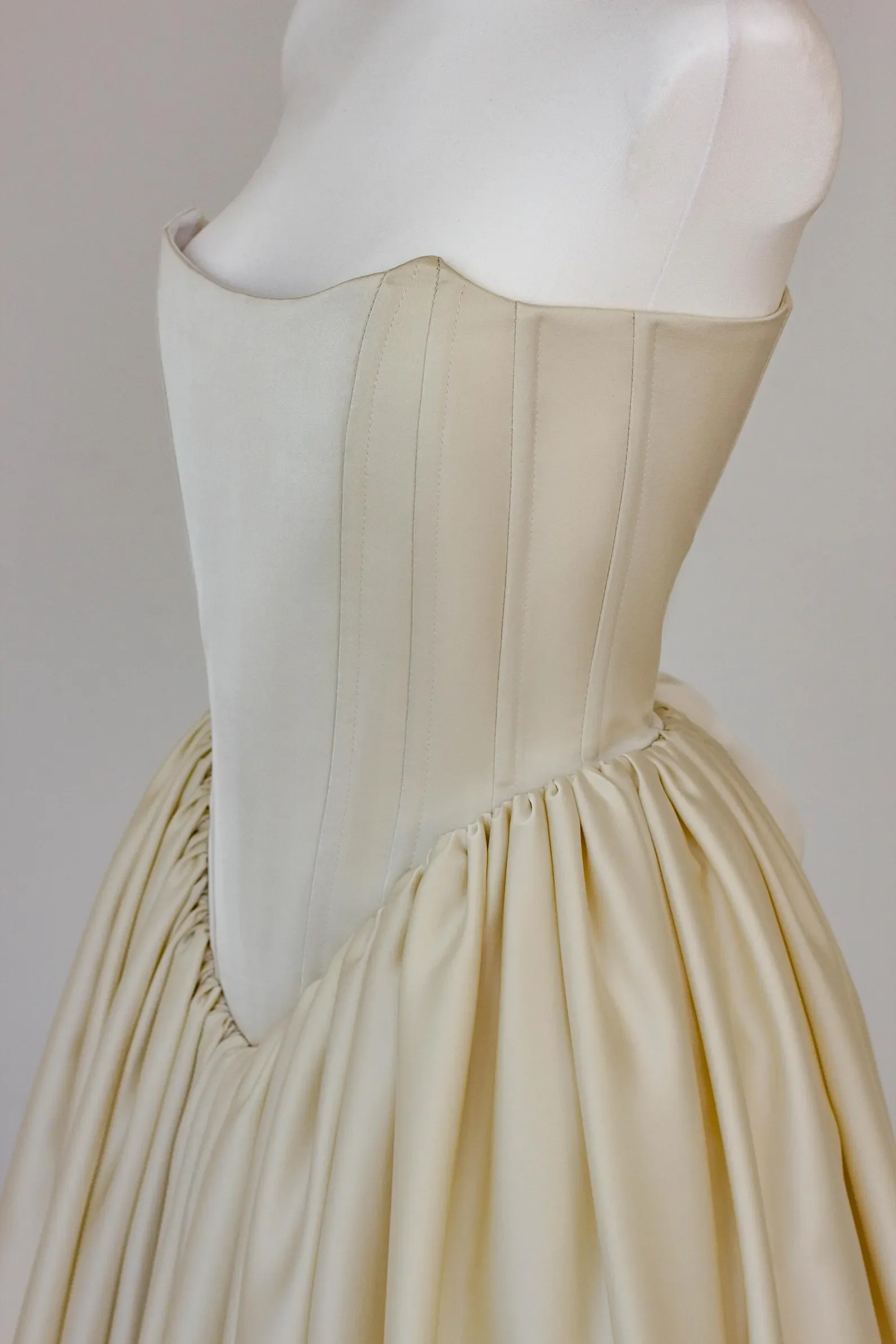 Customized Simple Corset Dress With Puffy Skirt Long Train Civil Ceremony Elegant Ball Dress Minimalist Flowing Wedding Dress