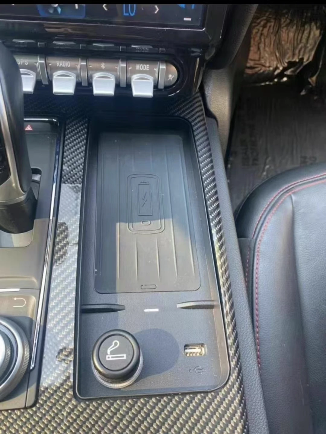 The latest For Maserati Ghibli 2013-2019 Car center console phone charger fast wireless charger charging plate charging holder